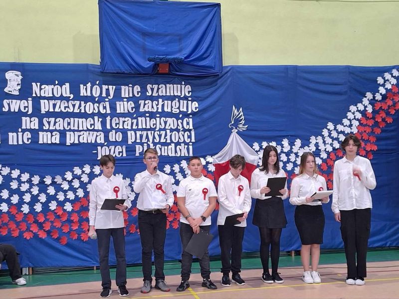 Na zdjęciu uczniowie ze Szkoły Podstawowej nr 6 podczas apelu patriotycznego z okazji 11 Listopada 