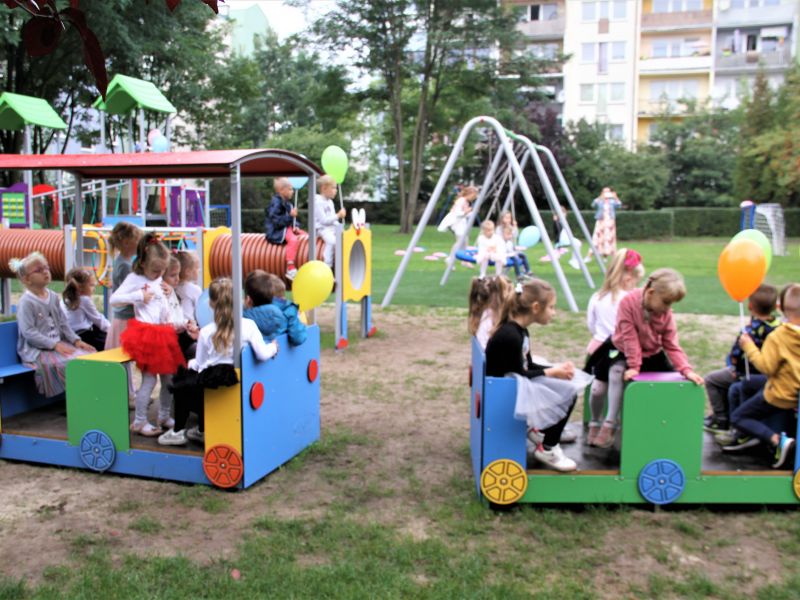 Na zdjęciu przedszkolaki na placu zabaw