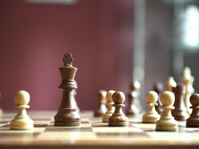 Na zdjęciu szachownica z rozstawionymi na niej szachami