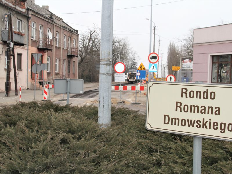 Na zdjęciu remont drogi wojewódzkiej DW 713. Rondo Dmowskiego i maszyny drogowe