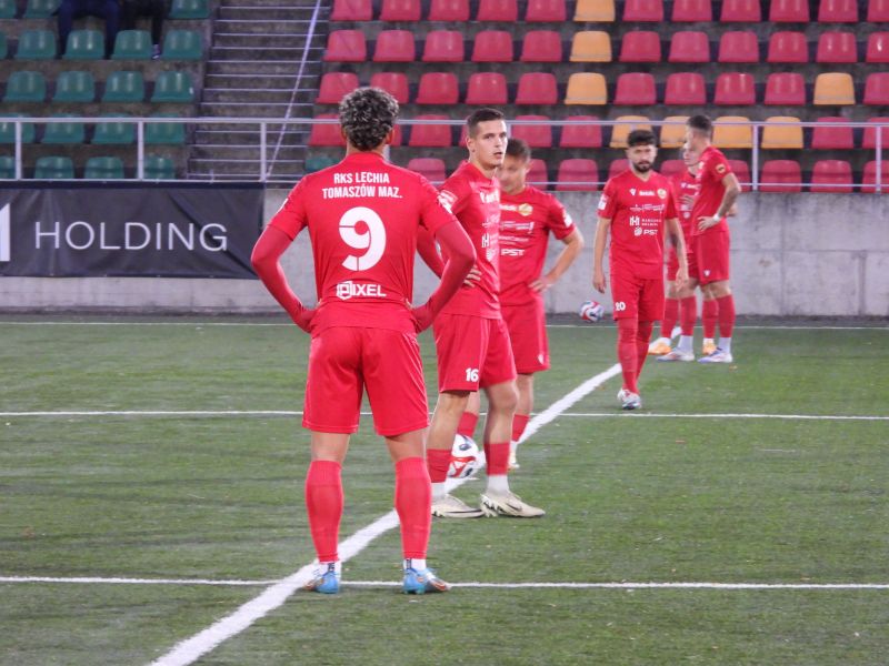 Na zdjęciu rozpoczęcie meczu piłkarzy RKS Lechia w okręgowym Pucharze Polski