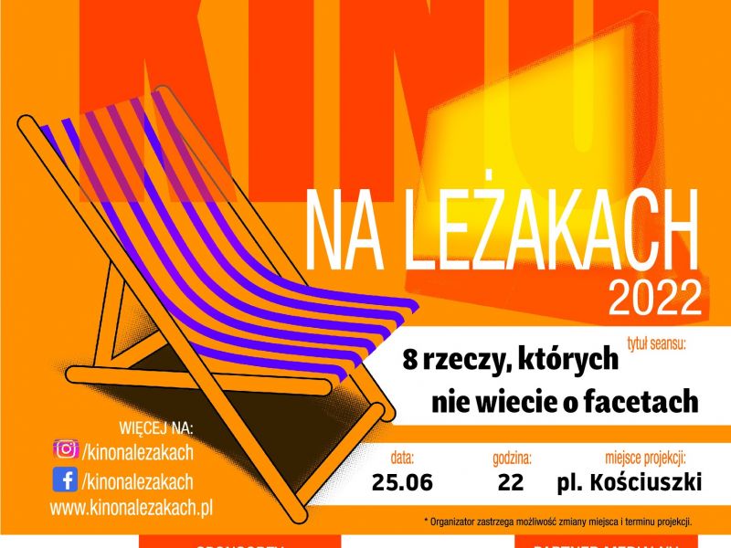 Na zdjęciu plakat kina na leżakach na placu Kościuszki