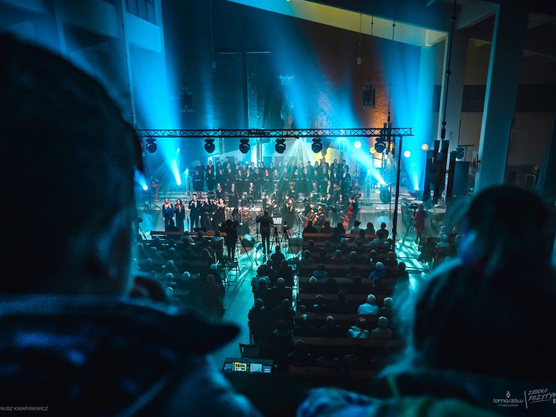 Na zdjęciu muzycy i publiczność podczas Koncertu pasyjnego, który odbył się w kościele. Widok z chóru