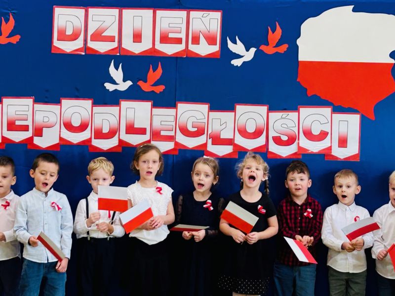 Na zdjęciu przedszkolaki, uczestnicy akademii w Przedszkolu nr 7 z okazji Dnia Niepodległości