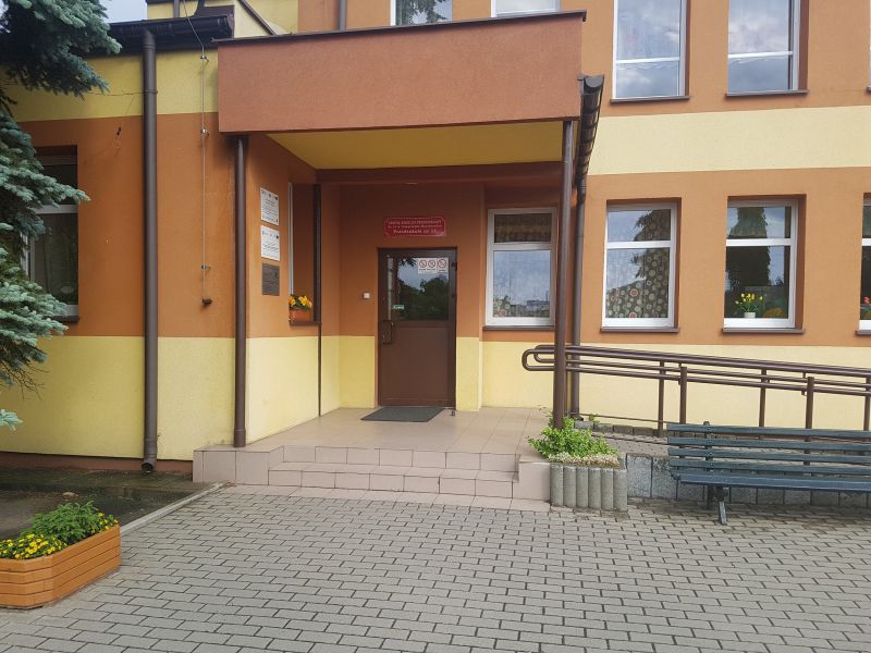 Na zdjęciu wejście głowne do budynku Szkoły Podstawowej nr 3 w Tomaszowie Mazowieckim