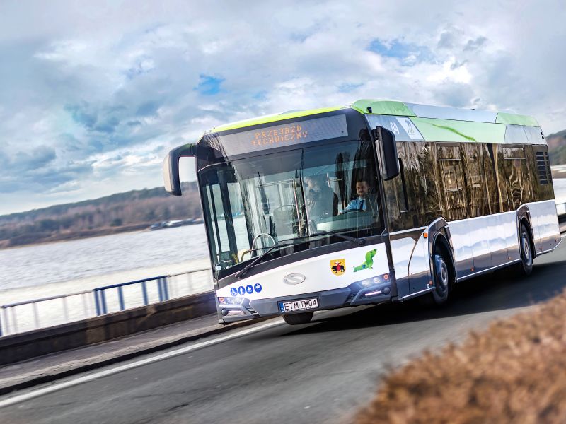 Na zdjęciu autobus MZK przejeżdżający przez tamę Zalewu Sulejowskiego