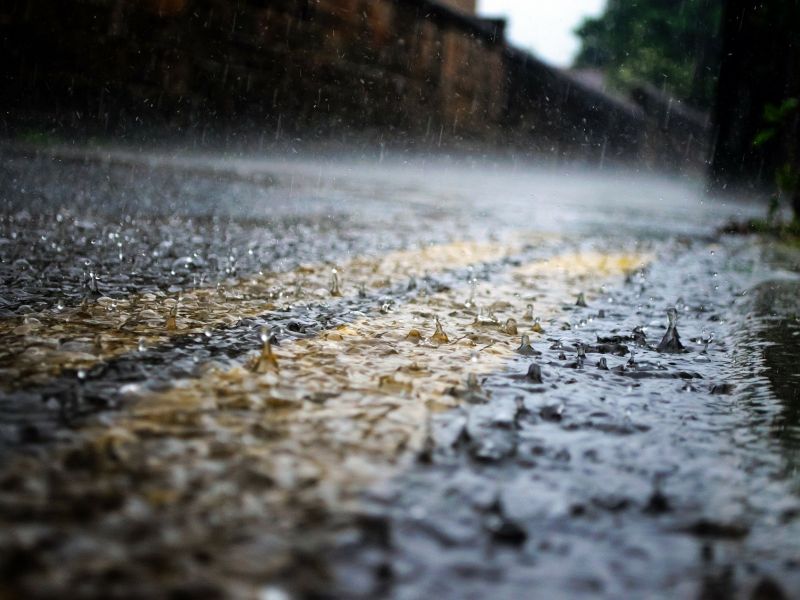 Na zdjęciu opady deszczu na drodze