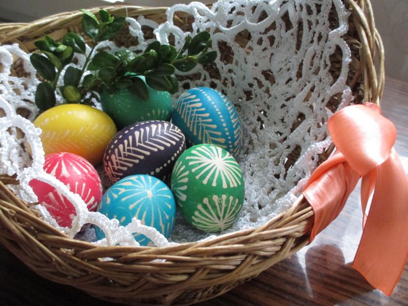 Na zdjęciu koszyk z jajkami wielkanocnymi