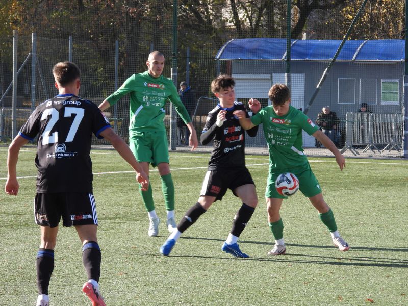 Na zdjęciu walka piłkarzy RKS Lechia  o piłkę podczas meczu na własnym boisku