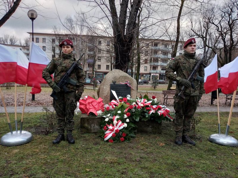 Na zdjęciu uroczysta warta Wojska Polskiego pod Obeliskiem Powstań Narodowych. Przy obelisku biało-czerwone wiązanki kwiatów