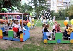 Na zdjęciu przedszkolaki na placu zabaw
