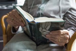 Osoby starsze mogą wypożyczyć książkę z biblioteki nie wychodząc z domu 
