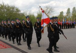 Na zdjęciu pododdział PSP w Tomaszowie Mazowieckim podczas defilady ze sztandarem