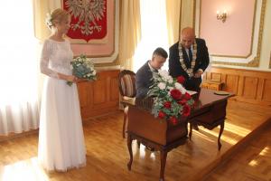 Prezydent miasta udzielił ślubu trzem młodym parom
